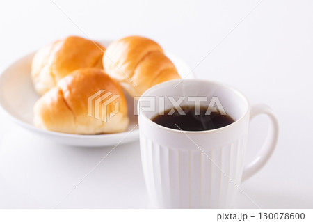 ホットコーヒーとロールパン ホットコーヒーとロールパン 130078600
