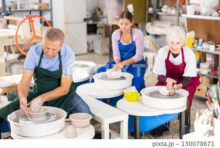 potter works on potter's wheel 130078671