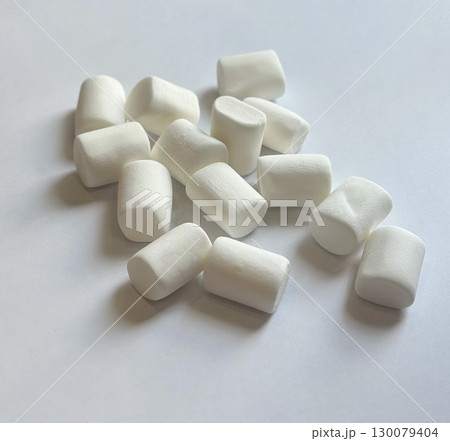 積み上がったマシュマロ 130079404