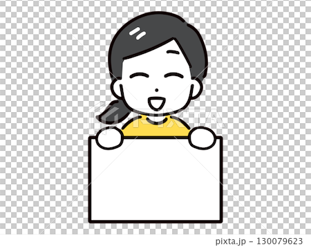 一位身著休閒服的年輕女子手持展板，微笑地介紹著某件事（上半身，正面） 130079623