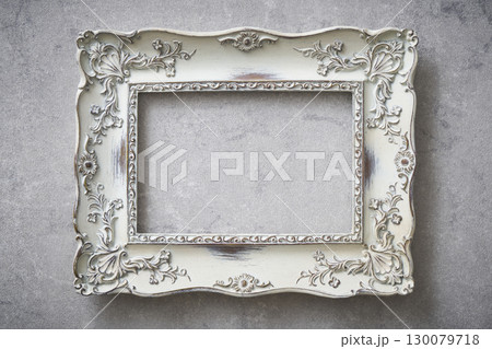 コンクリートの壁に掛けられたアンティークなフレーム コンクリートの壁に掛けられたアンティークなフレーム 130079718