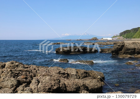 山形　鶴岡　荒埼灯台と鳥海山 130079729