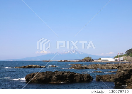 山形　鶴岡　荒埼灯台と鳥海山 130079730