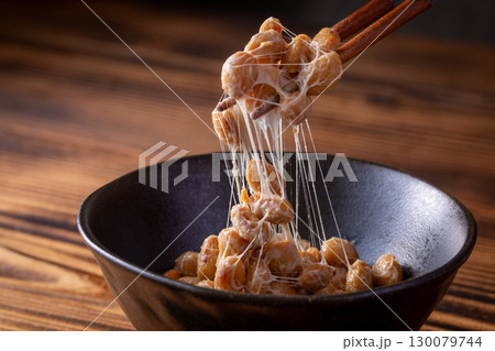 納豆を食べる 130079744