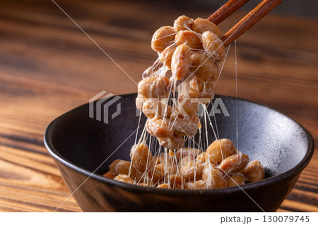 納豆を食べる 130079745