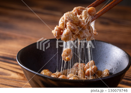 納豆を食べる 130079746