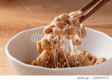 納豆を混ぜる 納豆を混ぜる 130079771
