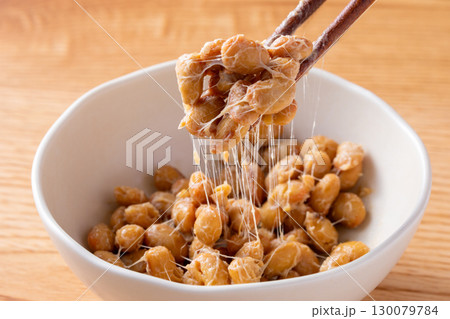 納豆を混ぜる 納豆を混ぜる 130079784
