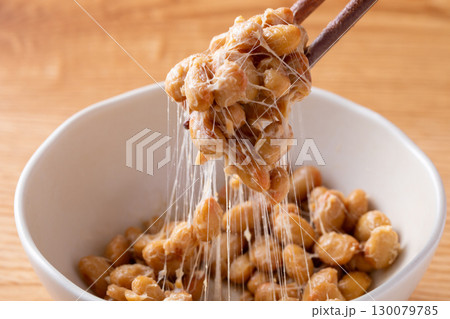 納豆を混ぜる 納豆を混ぜる 130079785