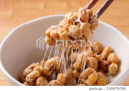 納豆を混ぜる 納豆を混ぜる 130079786