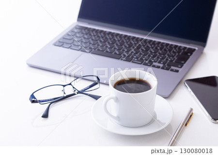 オフィスでホットコーヒーを飲む 130080018