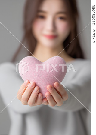 【縦写真】ハート型のオブジェを持つ女性 【縦写真】ハート型のオブジェを持つ女性 130080099