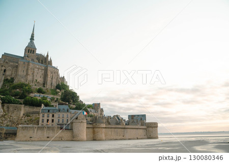 モンサンミッシェル修道院と城壁の美しい風景(フランス) モンサンミッシェル修道院と城壁の美しい風景(フランス) 130080346