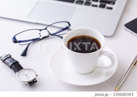 オフィスでホットコーヒーを飲む オフィスでホットコーヒーを飲む 130080365