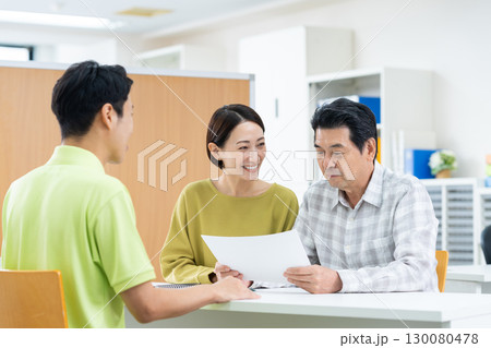 介護の相談をする親子 介護の相談をする親子 130080478