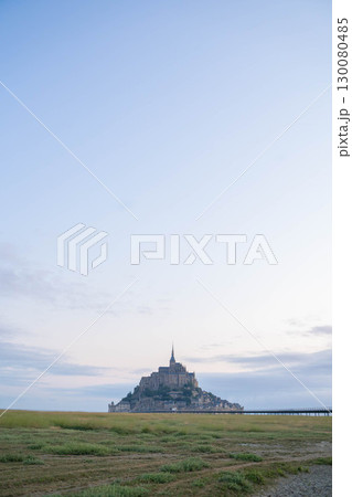 朝焼けに浮かぶモンサンミッシェルの全景(フランス世界遺産) 朝焼けに浮かぶモンサンミッシェルの全景(フランス世界遺産) 130080485