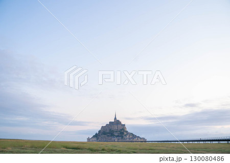 朝焼けに浮かぶモンサンミッシェルの全景(フランス世界遺産) 朝焼けに浮かぶモンサンミッシェルの全景(フランス世界遺産) 130080486