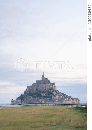 朝焼けに浮かぶモンサンミッシェルの全景（フランス世界遺産） 130080489