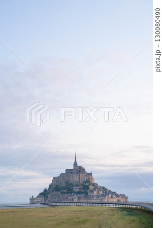 朝焼けに浮かぶモンサンミッシェルの全景（フランス世界遺産） 130080490