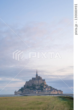 朝焼けに浮かぶモンサンミッシェルの全景(フランス世界遺産) 朝焼けに浮かぶモンサンミッシェルの全景(フランス世界遺産) 130080491