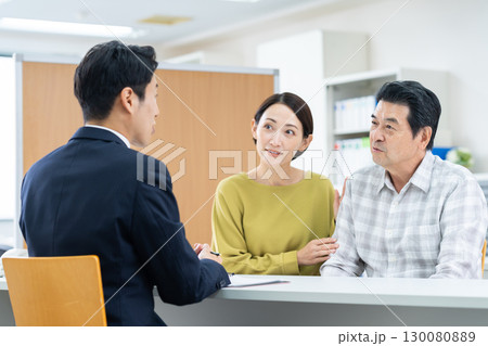 アドバイザーに相談する親子 アドバイザーに相談する親子 130080889