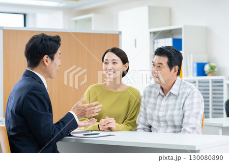 アドバイザーに相談する親子 アドバイザーに相談する親子 130080890