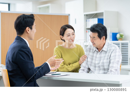 アドバイザーに相談する親子 アドバイザーに相談する親子 130080891