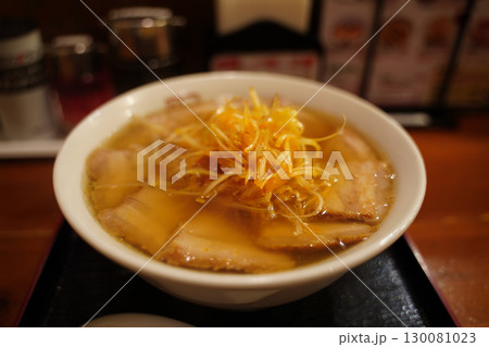 ネギ、チャーシューがのったラーメン ネギ、チャーシューがのったラーメン 130081023