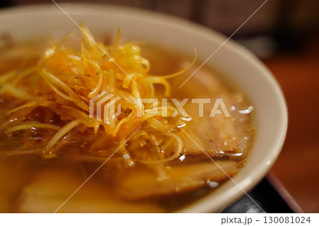 ネギ、チャーシューがのったラーメン ネギ、チャーシューがのったラーメン 130081024