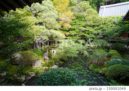 秋の気配が感じられる京都の寺院の境内 130081049