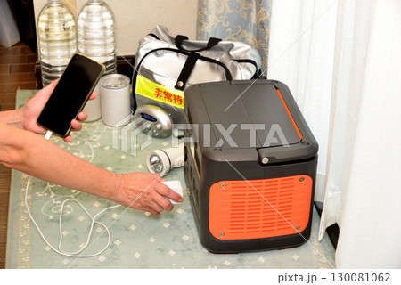 災害対策 防災用品 備蓄品 携帯電話に充電するイメージ 130081062