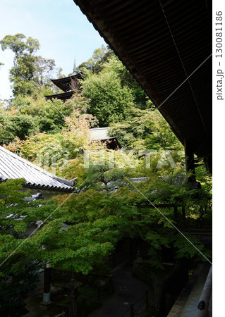 秋の気配が感じられる京都の寺院の境内 130081186