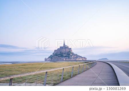 朝焼けに浮かぶモンサンミッシェルの全景（フランス世界遺産） 130081269