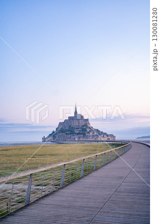 朝焼けに浮かぶモンサンミッシェルの全景（フランス世界遺産） 130081280