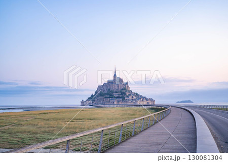 朝焼けに浮かぶモンサンミッシェルの全景(フランス世界遺産) 朝焼けに浮かぶモンサンミッシェルの全景(フランス世界遺産) 130081304