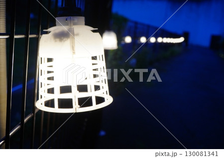 青い夜空に並ぶ白い照明が照らす幻想的な夜景 130081341