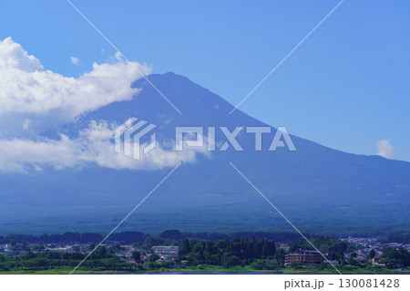 【山梨県】河口湖畔と富士山・夏の富士山(8月) 【山梨県】河口湖畔と富士山・夏の富士山(8月) 130081428