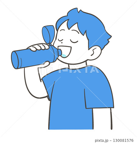 水筒で水を飲む男の子 130081576
