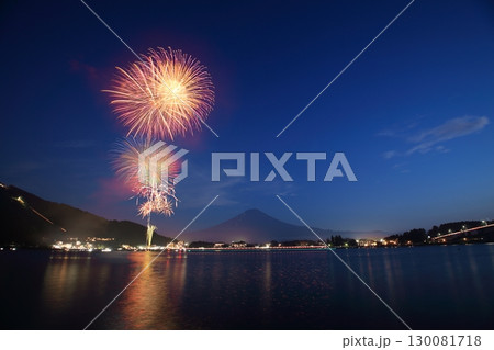 夏の夜空に舞う花火 夏の夜空に舞う花火 130081718