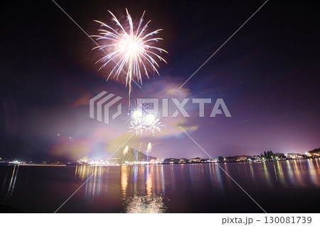 夏の夜に映える花火 夏の夜に映える花火 130081739