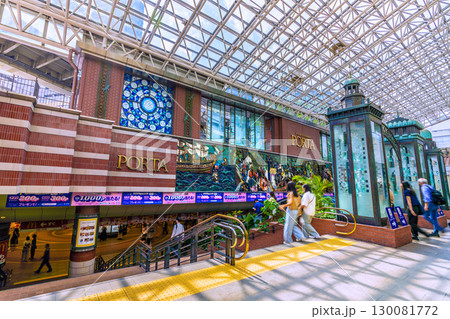 日本の横浜都市景観 横浜駅　東口のポルタなどを望む 130081772
