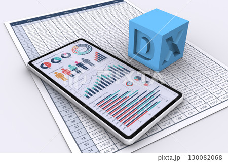 可視化したデータを表示したスマートフォンとDXの文字が彫られたキューブ 130082068