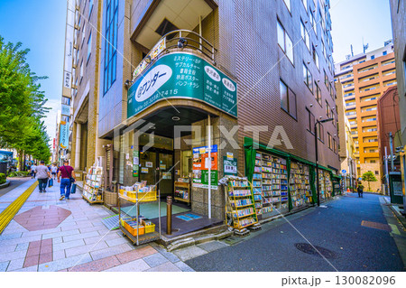 日本の東京都市景観　神田神保町・古書店街。路地側の壁にも本棚がズラリ…＝8月21日 130082096
