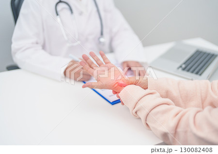 Elderly Patient Woman wrist pain and Consulting doctor. muscle ache from Carpal Tunnel Syndrome, De Quervain s tenosynovitis, rheumatoid, arthritis, gout, Parkinson disease and ergonomic healthcare Elderly Patient Woman wrist pain and Consulting doctor. muscle ache from Carpal Tunnel Syndrome, De Quervain s tenosynovitis, rheumatoid, arthritis, gout, Parkinson disease and ergonomic healthcare 130082408