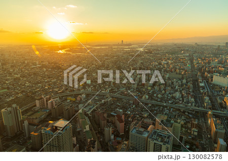 大阪都市風景　あべのハルカス　ハルカス300から見る夕暮れ 130082578
