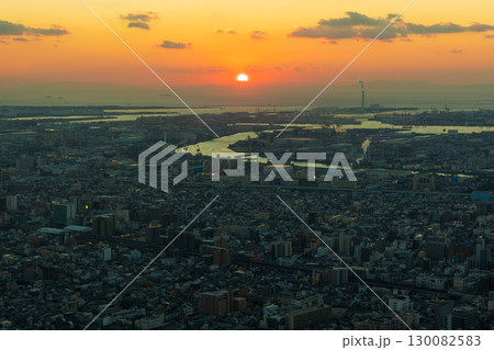 大阪都市風景　あべのハルカス　ハルカス300から見る夕暮れ 130082583