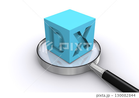 DXの文字が彫られたキューブと虫メガネ 130082844