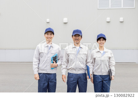 工場の前で並ぶ作業員グループ 工場の前で並ぶ作業員グループ 130082922
