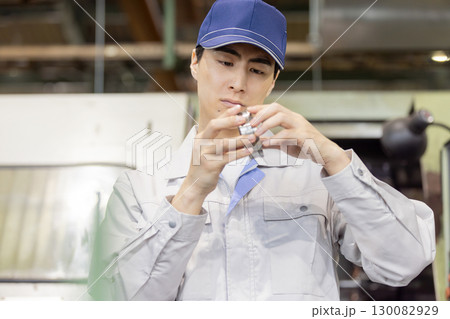 工場で旋盤加工品・フライス加工品を確認する男性作業員 130082929