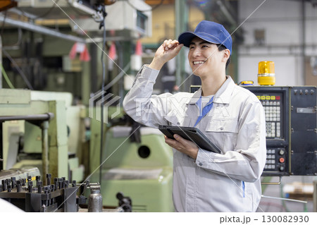 工場で作業する作業員 130082930